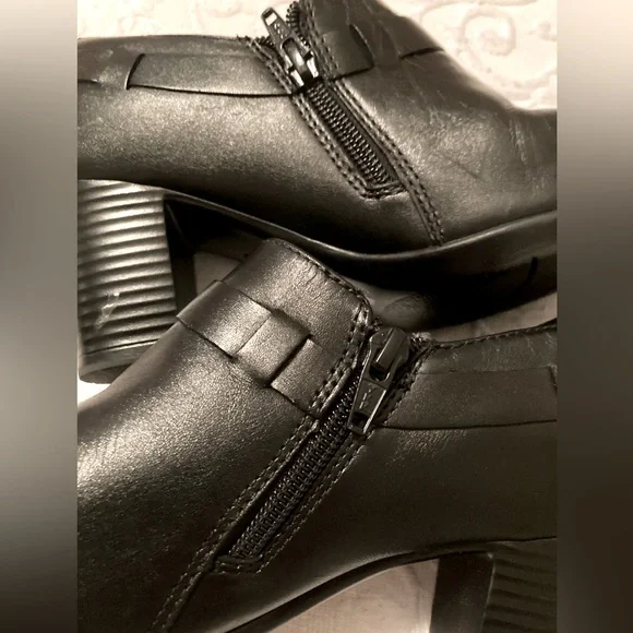 Clarks Women's Black Ankle Booties - Picture 4 of 7